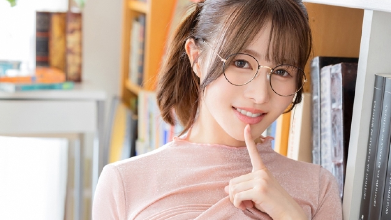 絶頂！全人類に見せたい、幾野まちだから実現した本能むき出しのコスプレとメガネの融合！ドキドキのお泊まりで展開される美乳・足コキ・痴女の神連携をその目に焼き付けて求めまくる！【大興奮】[KIT-004]